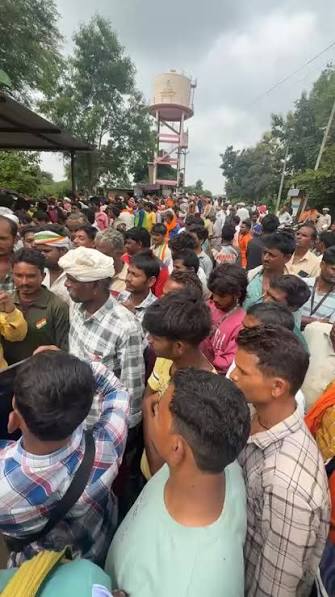 झाबुआ में खाद को लेकर किसानों , की नाराजगी !! देखिए Live | CB Live | Facebook
