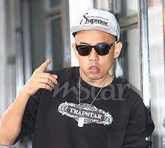Ada yang menyebutkan duo asal malaysia ini akan bubar karena ditinggal malique yang mengambil cuti. Respons Kenyataan Malique Joe Flizzow Tiada Hasrat Hidupkan Too Phat Hiburan Mstar