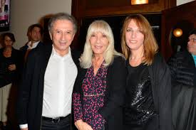 Michel drucker est éternel, et il ne compte pas s'arrêter à une carrière d'animateur télé. Michel Drucker Papa Adoptif Comble Qui Sont Stefanie Et Yleng Purepeople