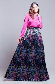 No se nos ocurre un look más perfecto que este si combinamos este conjunto de falda larga y blusa estampadas de mango con unos salones negros, joyas doradas y un bolso de mano. Conjunto Para Boda O Fiesta Conjunto Blusa Y Falda Blusa Y Falda Moda