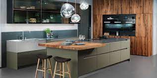 grune grifflose kuche kombiniert mit edeln echtholzfronten in eiche moderne kuche wohnung kuche graue kuche