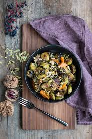 Das fruchtfleisch dieser kürbissorte ist orange, zart nussig, leicht gefüllt kann man ihn genießen, beispielsweise halbiert und mit einer hackfleischfüllung im ofen gegart. Ofengerosteter Rosenkohl Und Butternut Kurbis Mit Honigglasur Dinner Um Acht