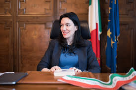 Lucia azzolina (siracusa, 25 agosto 1982) è una politica e insegnante italiana, dal 10 gennaio 2020 ministro dell'istruzione nel governo conte ii. Chi E Lucia Azzolina La Ministra Minacciata E Messa Sotto Scorta