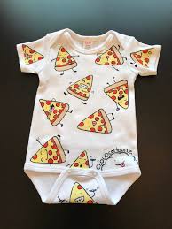 Gerippter polokragen, halbe knopfleiste, kurze ärmel mit gerippten armbündchen, druckknöpfe am saum. Pepperoni Pizza Scheiben Muster Baby Body Von Hand Bemalt Etsy