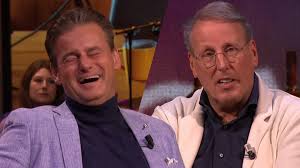 Wilfred lacht om proefopname van nieuwe podcast Chris: 'Geen touw aan vast  te knopen!'