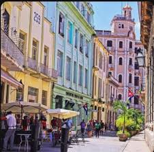 Prado y Trocadero. En la foto actual los tanques de basura en la esquina,  azulitos, nuevecitos y tapaditos, como corresponde a una zona de interés  turístico, dan un toque de refinamiento y