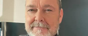 Ayant débuté ses traitements de chimiothérapie, Karl Tremblay des Cowboys  Fringants dévoile son «nouveau look»