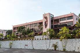 Ia terletak di atas sebidang tanah berbukit seluas 19.4 hektar, berjarak kurang daripada 2 km dari pusat bandar raya kota kinabalu. Institut Pendidikan Guru Kampus Gaya Sabah