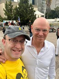 בוקר הכי מרגש בכיכר החטופים עם גיבור ישראל אלוף במיל׳ נעם תיבון. מחכים  ומצפים להם בהתרגשות גדולה 💛🇮🇱🎗️