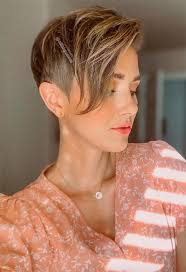 The delicate trimming contours the oval face shape in a flattering chic layered pixie haircut side view. 61 Extra Cool Pixie Haircuts For Women Long Short Pixie Hairstyles