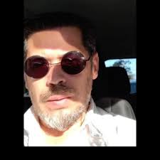 O ser humano é tão apaixonado pelo sistema e pela conclusão abstrata, que é  capaz de fazer-se de cego e surdo somente para justificar sua lógica."  Fiódor Dostoiévski Curta Observe