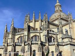 Me vio salir de catedral, y juntos nos encaminamos a palacio. Catedral De Segovia