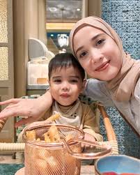 Breakfast tastes better with my little buddy by my side. Bonus di slide  terakhir Mama Fanny lagi foto ada yang minta gendong..love you Zayne ❤️  Blouse : @zaskiamecca_id #fannyfabriana #ceritafannny #zmgirls  #breakfastbuddy #