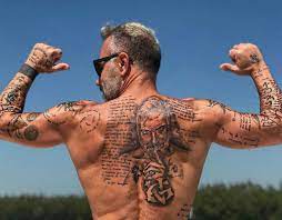 Preferate de baieti si fete deopotriva, aceste tatuaje mana pot fi prelungite pe omoplati sau piept, dand nastere unor adevarate opere de arta, de de regula, astfel de tatuaje fete au dimensiuni mici, aspect care, desigur, nu se aplica in toate cazurile, marimea finala a unui tatuaj fiind. 35 Cele Mai Bune Idei De Tatuaje Pentru Barbati In 2020