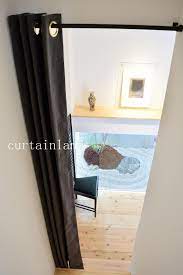 階段の間仕切りをカーテンでモダンにコーディネート 部屋の仕切りカーテン インテリア 収納 部屋 しきり