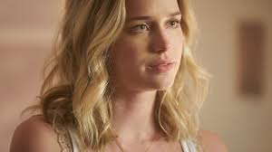 Sabemos el secreto de la melena de Beck en 'You' (y tiene que ver con su  corte de pelo)