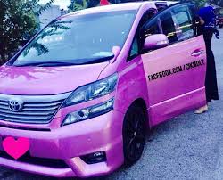 Papan pemuka yang berkilat menjadikan. Kerana Minat Sanggup Cat Semua Kereta Mewah Warna Pink Siapa Wanita Ini