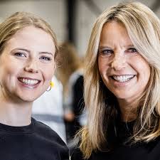 Dennis belt met thuisfront in trein naar Berlijn met Abbey