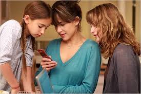 Lol (laughing out loud) ® (2009). Lol Laughing Out Loud Photo Christa Theret Lisa Azuelos Thais Alessandrin Sophie Marceau Idols Celebrities Actrice Film Humour Actrice Francaise