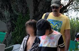 Οικείος με θετική αύρα, ευγενής, χαμογελαστός. Lewnidas Kakoyrhs Xalares Stigmes Sthn Pisina Me Ton Gio Toy Apokleistikes Fwtografies