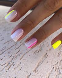 Estos 10 diseños de uñas para primavera son súper sencillos y los puedes hacer en casa, ¡aprovecha este tiempo para consentirte! Unas Acrilicas Neon Cortas