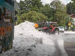 Der ganze tag kann zudem noch. Unwetter In Bayern Umgesturzte Baume Vollgelaufene Keller Und Kaputte Autos Und Gebaude Bilanz Bayern