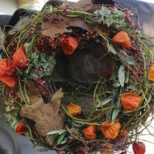 Besonders für die großen feste wie ostern bietet es sich an, die gartendeko aus naturmaterialien selber machen zu können. Herbstkranz Fur Die Ture Herbstkranz Turkranz Herbst Kranze Fur Haustur