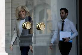 Ecco #brigittemacron con l'amato marito presidente l'abito è decisamente troppo corto per una signora ma notate le scarpe all'inizio brigitte mette le décolleté in pelle lucida amaranto tacco. Securite Courrier Coiffeur Transports Le Train De Vie Fastueux De Brigitte Macron Valeurs Actuelles