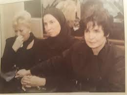 نجاة الصغيرة تكبر شقيقتها سعاد حسني بـ 5 سنوات، ورغم خروجهما من بيت واحد، إلا إنهما لم يجمعهما فيلم واحد طيلة مشوارهما الفني، ولم يظهرا سوياً في أي لقاء تلفزيوني، ولم تجمعهما أغنية واحدة. Ø£Ù†ØªÙŠÙƒØ§ ÙÙŠ Ø¹Ø²Ø§Ø¡ Ø§Ù„Ø³Ù†Ø¯Ø±ÙŠÙ„Ø§ Ø³Ø¹Ø§Ø¯ Ø­Ø³Ù†ÙŠ Ù…Ù† Ø§Ù„ÙŠØ³Ø§Ø± Ø³Ù…ÙŠØ±Ø© Ø£Ø­Ù…Ø¯ Facebook