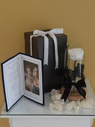 Copyright © by harpercollins publishers. 1 2 Rosa Preservada Blanca Con Sufragio Condolencias Floristeria Reina De Girasoles