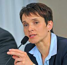 Alle nachrichten und informationen der f.a.z. Afd Co Vorsitzende Frauke Petry Mit Fruchtsaftbeuteln Angegriffen Welt