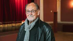 Schauspieler herbert köfer auf einer bühne. Zum 100 Geburtstag Herbert Kofer Der Alteste Aktive Schauspieler Der Welt Mdr De