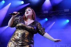 Singen: Beth Ditto zeigt beim Hohentwielfestival ihre wahre Größe – und  ihre Unterwäsche | SÜDKURIER