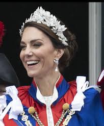 Prinsessan Kate markererar för Diana framför kung Charles