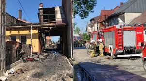 Rzecznik komendanta głównego państwowej straży pożarnej brygadier krzysztof batorski powiedział iar, że z ogniem walczyło ponad 80 zastępów, w sumie to ponad 300 strażaków. Wvnhvwljvyoxtm