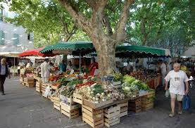 Le Marche De La Place Aux Herbes A Uzes Hostellerie Provencale Restaurant La Parenthese Uzes Gard Ardeche Herbe Pont Du Gard