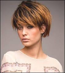 Der tief in die stirn reichende pony kann dank einer bob frisur wie dieser eine hohe stirn geschickt kaschieren. Fransig Bob Frisuren Kurz Stufig Mit Pony In 2020 Bob Frisur Frisuren 2018 Kurzhaarfrisuren
