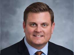 Quem era Brian Thompson, CEO da UnitedHealthcare morto a tiros em  Manhattan?