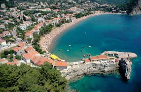 Petrovac nudi različite vidove smještaja, velikih hotelskih objekata do apartmana i soba u okviru privatnog smještja. Grad Petrovac Na Moru Crna Gora