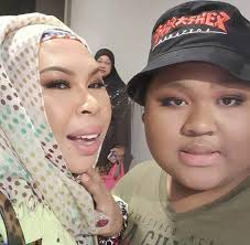 Of course, knowing the ambitious datuk seri vida, she wasn't just planning on stopping there and decided to grace us she teased fans with three stills from the video showing lavishly decorated sets which were posted on instagram yesterday. Video Cik B Nak Jadi Rapper Nak Hasil Lagu Kitareporters Semua Boleh Jadi Reporter