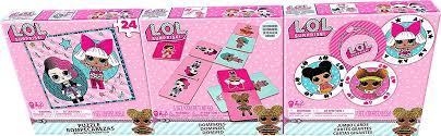 Con el nuevo juego de mesa de lol surprise, descubrirás muchas sorpresas, una experiencia única de juego y accesorios exclusivos. Spin Master Games 6046354 L O L Surprise 3 Games Bundle Jumbo Card Game Puzzle Domino Amazon De Spielzeug