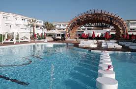 Set in playa d'en bossa, 2 km from figueretes beach and 300 metres from ushuaia ibiza, los escondidos ibiza offers accommodation with free wifi, air conditioning and access to a garden with an outdoor swimming pool. Apartments Playa D En Bossa