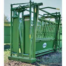 2020 new design cattle farm equipment cattle crush squeeze chute for sale. S1500 Self Catch Chute