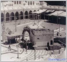 مظلة زمزم داخل الحرم قديما تمت ازالتها مع مباني أخرى في المطاف في عام 1375 هـ من ضمن توسعة الملك سعود بن عبد ا History Of Islam Masjid Al Haram Masjid Haram