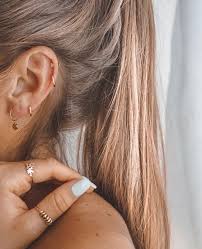 They are connected by an anchor and heavy chains. Neueste Ohrpiercings Fur Frauen Schone Und Niedliche Ideen Piercings Ohrlocher Piercings Ohr Piercing Ohr Piercing Ohr Helix