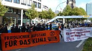 Aktivisten der gruppe extinction rebellion blockieren eine zufahrt zur köhlbrandbrücke in hamburg. Anf Klimaproteste Gegen Cruise Days In Hamburg