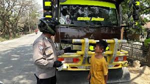 Principle buku kiky, okey , you untuk wilayah lampung, membutuhkan segera tenaga kerja sebagai: Ketika Anak Di Bawah Umur Jadi Sopir Tembak Truk Fuso Di Bogor News Liputan6 Com