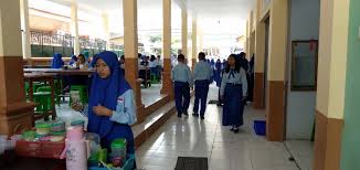 Kesempatan kepada kantin sekolah untuk menyediakan makanan keluarga, karena di kantin sekolah biasanya peserta didik membeli makanan. Kantin Sehat Smanta Sman 1 Talun
