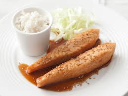 Trascorso il tempo, scaldare la padella leggermente oleata, poi prendere le fette di salmone dalla salsa (tenere da parte) e disporrle sulla padella. Salmone Teriyaki In Padella Grazia It