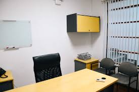 Di tahun ini, ada beberapa tren interior kantor yang bisa dicoba untuk mempercantik ruang kerja. 12 Tips Menyulap Dekorasi Ruang Kantor Sempit Jadi Terasa Lega Artikel Spacestock